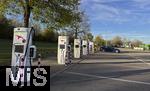22.04.2025, Elektroauto-Ladesulen von IONITY an der Raststtte Lonetal West,  neben der Autobahn A7. Nur ein Tesla ldt am sonst leeren Ladeplatz an der Schnelladesule.