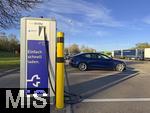 22.04.2025, Elektroauto-Ladesulen von EnBW an der Raststtte Lonetal West,  neben der Autobahn A7, ein Tesla ldt am Ladeplatz an der Schnelladesule.