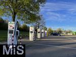 22.04.2025, Elektroauto-Ladesulen von IONITY an der Raststtte Lonetal West,  neben der Autobahn A7. Nur ein Tesla ldt am sonst leeren Ladeplatz an der Schnelladesule.