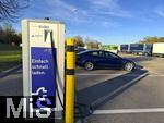 22.04.2025, Elektroauto-Ladesulen von EnBW an der Raststtte Lonetal West,  neben der Autobahn A7, ein Tesla ldt am Ladeplatz an der Schnelladesule.