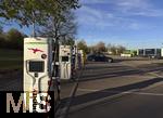 22.04.2025, Elektroauto-Ladesulen von IONITY an der Raststtte Lonetal West,  neben der Autobahn A7. Nur ein Tesla ldt am sonst leeren Ladeplatz an der Schnelladesule.