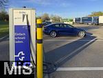 22.04.2025, Elektroauto-Ladesulen von EnBW an der Raststtte Lonetal West,  neben der Autobahn A7, ein Tesla ldt am Ladeplatz an der Schnelladesule.