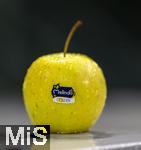 19.04.2025, Ein Apfel aus Italien (Sdtirol) der Firma Melinda, ein Golden Deliciuos