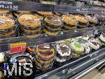 16.04.2025, Mailand (Italien), in einem Supermarkt liegen im Regal fertige Kuchen zum Verkauf bereit.
