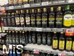 16.04.2025, Mailand (Italien), in einem Supermarkt stehen viele verschiedene Olivenle im Regal zum Verkauf bereit.