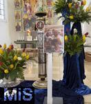 23.04.2025, Mindelheim (Unterallgu), Papst Franziskus ist Tot.  In der Katholischen Stadtpfarrkirche Mindelheim ist ein Bild vom verstorbenen Papst aufgestellt, mit Blumen geschmckt.