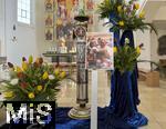 23.04.2025, Mindelheim (Unterallgu), Papst Franziskus ist Tot.  In der Katholischen Stadtpfarrkirche Mindelheim ist ein Bild vom verstorbenen Papst aufgestellt, mit Blumen geschmckt.