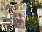 23.04.2025, Mindelheim (Unterallgu), Papst Franziskus ist Tot.  In der Katholischen Stadtpfarrkirche Mindelheim ist ein Bild vom verstorbenen Papst aufgestellt, mit Blumen geschmckt.