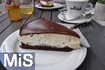 24.04.2025, Bad Wrishofen im Unterallgu, Sahne-Kuchen auf dem Tisch eines Cafes in der Fugngerzone.