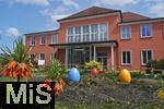 21.04.2025,  Tulpentage mit OSTERBRUNNENFEST in Bad Wrishofen im Allgu, Viele wunderschn verzierte Osterbrunnen und bunte bepflanzte Tulpenbeete knnen die Gste jetzt im Frhling in der Kneipp-Kurstadt bewundern. Hier am Kurhaus mit Ostereiern.
 