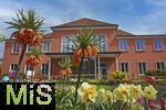 21.04.2025,  Tulpentage mit OSTERBRUNNENFEST in Bad Wrishofen im Allgu, Viele wunderschn verzierte Osterbrunnen und bunte bepflanzte Tulpenbeete knnen die Gste jetzt im Frhling in der Kneipp-Kurstadt bewundern. Hier am Kurhaus mit Narzissen 
 