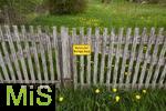25.04.2025, Bad Wrishofen im Allgu, Vorsicht! Bissiger Hund! steht an einem Schild am Gartenzaun. 