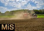 25.04.2025, Mindelheim im Unterallgu, Ein Landwirt beim Eggen seines staubtrockenen Ackers. Durch die Trockenheit zieht er eine groe Staubwolke hinter sich her.  