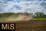 25.04.2025, Mindelheim im Unterallgu, Ein Landwirt beim Eggen seines staubtrockenen Ackers. Durch die Trockenheit zieht er eine groe Staubwolke hinter sich her.  