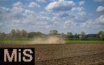 25.04.2025, Mindelheim im Unterallgu, Ein Landwirt beim Eggen seines staubtrockenen Ackers. Durch die Trockenheit zieht er eine groe Staubwolke hinter sich her.  