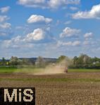 25.04.2025, Mindelheim im Unterallgu, Ein Landwirt beim Eggen seines staubtrockenen Ackers. Durch die Trockenheit zieht er eine groe Staubwolke hinter sich her.  