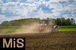 25.04.2025, Mindelheim im Unterallgu, Ein Landwirt beim Eggen seines staubtrockenen Ackers. Durch die Trockenheit zieht er eine groe Staubwolke hinter sich her.  
