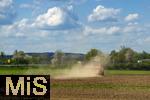 25.04.2025, Mindelheim im Unterallgu, Ein Landwirt beim Eggen seines staubtrockenen Ackers. Durch die Trockenheit zieht er eine groe Staubwolke hinter sich her.  
