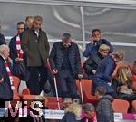 26.04.2025, Fussball 1. Bundesliga 2024/2025, 31. Spieltag,  FC Bayern Mnchen - 1.FSV Mainz 05, in der Allianz-Arena Mnchen. Prsident Herbert Hainer (FC Bayern) mit Krcken


