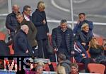 26.04.2025, Fussball 1. Bundesliga 2024/2025, 31. Spieltag,  FC Bayern Mnchen - 1.FSV Mainz 05, in der Allianz-Arena Mnchen. Prsident Herbert Hainer (FC Bayern) mit Krcken


