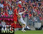 26.04.2025, Fussball 1. Bundesliga 2024/2025, 31. Spieltag,  FC Bayern Mnchen - 1.FSV Mainz 05, in der Allianz-Arena Mnchen. v.l. Josip Stanisic (Bayern Mnchen) gegen Anthony Caci (FSV Mainz) 


