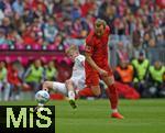 26.04.2025, Fussball 1. Bundesliga 2024/2025, 31. Spieltag,  FC Bayern Mnchen - 1.FSV Mainz 05, in der Allianz-Arena Mnchen. v.l. Jonathan Burkardt (FSV Mainz) gegen Harry Kane (FC Bayern Mnchen) 


