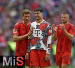 26.04.2025, Fussball 1. Bundesliga 2024/2025, 31. Spieltag,  FC Bayern Mnchen - 1.FSV Mainz 05, in der Allianz-Arena Mnchen. v.l. Thomas Mller (FC Bayern Mnchen), Aleksandar Pavlovic (Bayern Mnchen)  und Eric Dier (FC Bayern Mnchen)  jubeln zum Schluss


