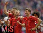 26.04.2025, Fussball 1. Bundesliga 2024/2025, 31. Spieltag,  FC Bayern Mnchen - 1.FSV Mainz 05, in der Allianz-Arena Mnchen. v.l. Eric Dier (FC Bayern Mnchen), Konrad Laimer (FC Bayern Mnchen) und Thomas Mller (FC Bayern Mnchen) jubeln zum Schluss


