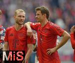 26.04.2025, Fussball 1. Bundesliga 2024/2025, 31. Spieltag,  FC Bayern Mnchen - 1.FSV Mainz 05, in der Allianz-Arena Mnchen. v.l. Konrad Laimer (FC Bayern Mnchen) und Thomas Mller (FC Bayern Mnchen) jubeln zum Schluss


