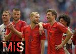 26.04.2025, Fussball 1. Bundesliga 2024/2025, 31. Spieltag,  FC Bayern Mnchen - 1.FSV Mainz 05, in der Allianz-Arena Mnchen. v.l. Eric Dier (FC Bayern Mnchen), Konrad Laimer (FC Bayern Mnchen) und Thomas Mller (FC Bayern Mnchen) jubeln zum Schluss


