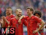 26.04.2025, Fussball 1. Bundesliga 2024/2025, 31. Spieltag,  FC Bayern Mnchen - 1.FSV Mainz 05, in der Allianz-Arena Mnchen. v.l. Eric Dier (FC Bayern Mnchen), Konrad Laimer (FC Bayern Mnchen) und Thomas Mller (FC Bayern Mnchen) jubeln zum Schluss


