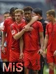 26.04.2025, Fussball 1. Bundesliga 2024/2025, 31. Spieltag,  FC Bayern Mnchen - 1.FSV Mainz 05, in der Allianz-Arena Mnchen. v.l. Joshua Kimmich (FC Bayern Mnchen) und Kingsley Coman (FC Bayern Mnchen)  jubeln zum Schluss


