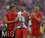 26.04.2025, Fussball 1. Bundesliga 2024/2025, 31. Spieltag,  FC Bayern Mnchen - 1.FSV Mainz 05, in der Allianz-Arena Mnchen. v.l. Thomas Mller (FC Bayern Mnchen), Aleksandar Pavlovic (Bayern Mnchen)  und Eric Dier (FC Bayern Mnchen)  jubeln zum Schluss



