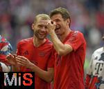 26.04.2025, Fussball 1. Bundesliga 2024/2025, 31. Spieltag,  FC Bayern Mnchen - 1.FSV Mainz 05, in der Allianz-Arena Mnchen. v.l. Konrad Laimer (FC Bayern Mnchen) und Thomas Mller (FC Bayern Mnchen) jubeln zum Schluss



