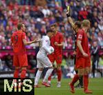 26.04.2025, Fussball 1. Bundesliga 2024/2025, 31. Spieltag,  FC Bayern Mnchen - 1.FSV Mainz 05, in der Allianz-Arena Mnchen. Harry Kane (FC Bayern Mnchen) sieht die gelbe Karte


