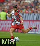26.04.2025, Fussball 1. Bundesliga 2024/2025, 31. Spieltag,  FC Bayern Mnchen - 1.FSV Mainz 05, in der Allianz-Arena Mnchen. Aleksandar Pavlovic (Bayern Mnchen)  am Ball.



