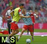 26.04.2025, Fussball 1. Bundesliga 2024/2025, 31. Spieltag,  FC Bayern Mnchen - 1.FSV Mainz 05, in der Allianz-Arena Mnchen. Gabriel Vidovic (FC Bayern Mnchen) gegen Min-jae Kim (Bayern Mnchen, Minjae Kim) 


