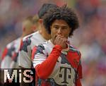 26.04.2025, Fussball 1. Bundesliga 2024/2025, 31. Spieltag,  FC Bayern Mnchen - 1.FSV Mainz 05, in der Allianz-Arena Mnchen.  Serge Gnabry (FC Bayern Mnchen) nachdenklich beim Aufwrmen 


