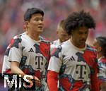 26.04.2025, Fussball 1. Bundesliga 2024/2025, 31. Spieltag,  FC Bayern Mnchen - 1.FSV Mainz 05, in der Allianz-Arena Mnchen. v.l. Min-jae Kim (Bayern Mnchen, Minjae Kim) und Serge Gnabry (FC Bayern Mnchen) nachdenklich beim Aufwrmen 


