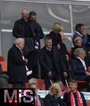 26.04.2025, Fussball 1. Bundesliga 2024/2025, 31. Spieltag,  FC Bayern Mnchen - 1.FSV Mainz 05, in der Allianz-Arena Mnchen. Prsident Herbert Hainer (FC Bayern) kommt mit Krcken ins Stadion.


