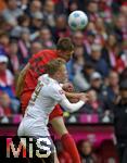 26.04.2025, Fussball 1. Bundesliga 2024/2025, 31. Spieltag,  FC Bayern Mnchen - 1.FSV Mainz 05, in der Allianz-Arena Mnchen. v.l. Jonathan Burkardt (FSV Mainz) gegen Josip Stanisic (Bayern Mnchen) 


