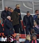 26.04.2025, Fussball 1. Bundesliga 2024/2025, 31. Spieltag,  FC Bayern Mnchen - 1.FSV Mainz 05, in der Allianz-Arena Mnchen. Prsident Herbert Hainer (FC Bayern) kommt mit Krcken ins Stadion.



