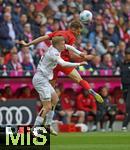 26.04.2025, Fussball 1. Bundesliga 2024/2025, 31. Spieltag,  FC Bayern Mnchen - 1.FSV Mainz 05, in der Allianz-Arena Mnchen. v.l. Jonathan Burkardt (FSV Mainz) gegen Josip Stanisic (Bayern Mnchen) 


