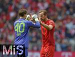 26.04.2025, Fussball 1. Bundesliga 2024/2025, 31. Spieltag,  FC Bayern Mnchen - 1.FSV Mainz 05, in der Allianz-Arena Mnchen. v.l. Torwart Jonas Urbig (FC Bayern Mnchen) und Harry Kane (FC Bayern Mnchen) klatschen ab,



