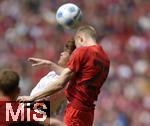26.04.2025, Fussball 1. Bundesliga 2024/2025, 31. Spieltag,  FC Bayern Mnchen - 1.FSV Mainz 05, in der Allianz-Arena Mnchen. Jae-sung Lee (FSV Mainz) gegen Konrad Laimer (FC Bayern Mnchen) 


