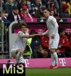 26.04.2025, Fussball 1. Bundesliga 2024/2025, 31. Spieltag,  FC Bayern Mnchen - 1.FSV Mainz 05, in der Allianz-Arena Mnchen. Paul Nebel (FSV Mainz) hilft Kaishu Sano (FSV Mainz) auf die Fe.


