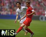 26.04.2025, Fussball 1. Bundesliga 2024/2025, 31. Spieltag,  FC Bayern Mnchen - 1.FSV Mainz 05, in der Allianz-Arena Mnchen. Jae-sung Lee (FSV Mainz), Joshua Kimmich (FC Bayern Mnchen) setzt sich durch,


