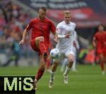 26.04.2025, Fussball 1. Bundesliga 2024/2025, 31. Spieltag,  FC Bayern Mnchen - 1.FSV Mainz 05, in der Allianz-Arena Mnchen. v.l. Eric Dier (FC Bayern Mnchen) gegen Jonathan Burkardt (FSV Mainz) 


