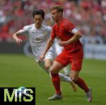 26.04.2025, Fussball 1. Bundesliga 2024/2025, 31. Spieltag,  FC Bayern Mnchen - 1.FSV Mainz 05, in der Allianz-Arena Mnchen. v.l. Jae-sung Lee (FSV Mainz) Joshua Kimmich (FC Bayern Mnchen) setzt sich durch,


