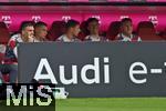 26.04.2025, Fussball 1. Bundesliga 2024/2025, 31. Spieltag,  FC Bayern Mnchen - 1.FSV Mainz 05, in der Allianz-Arena Mnchen. Thomas Mller (FC Bayern Mnchen) unterhlt die Ersatzspieler


